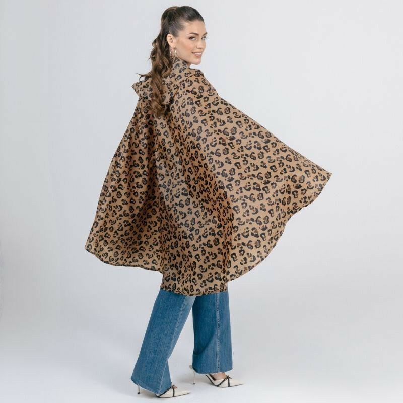 Stijlvolle waterdichte regenponcho met tijgerprint in camel en zwart, geschikt voor dames .