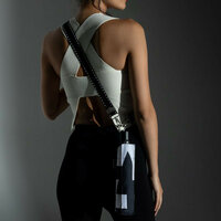 Optioneel met schouderband &ndash; een uniek handsfree-accessoire.