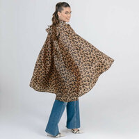 Stijlvolle waterdichte regenponcho met tijgerprint in camel en zwart, geschikt voor dames .