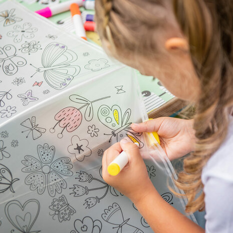 kinderparaplu voor creatieve kinderen met leuke kleurtjes in te kleuren
