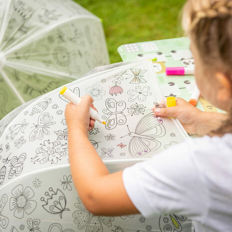 paraplu met stiften im de vlinders te kleuren hoe je het zelf wilt