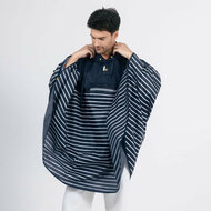 Blauw-witte waterdichte regenponcho met maritieme strepen, capuchon en reflecterende details. Compact opvouwbaar en makkelijk m